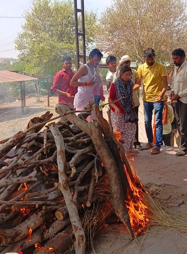 Father died in a road accident, daughter performed last rites | सड़क ...