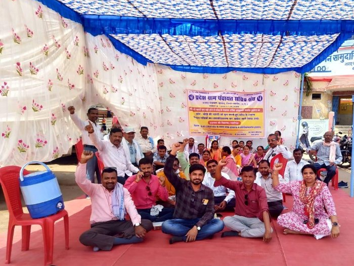 बालोद जिले की 436 ग्राम पंचायतों में कामकाज ठप:  हड़ताल पर बैठे सचिव बोले– सिर्फ आश्वासन मिला, शासकीयकरण नहीं हुआ – Balod News