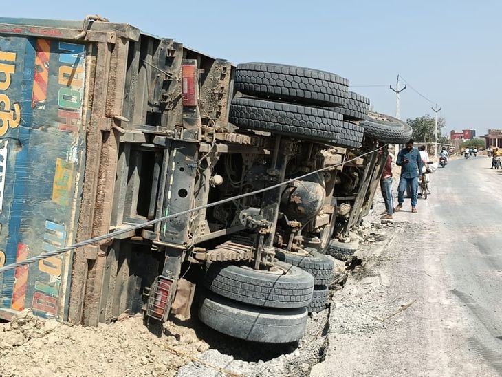 High speed dumper collided with electric pole