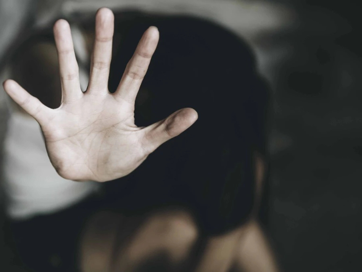 Attempt to rape a girl in a moving train | हैदराबाद में चलती ट्रेन में युवती से रेप की कोशिश: बचने के लिए ट्रेन से कूदी; महिला कोच में अकेली थी, तभी युवक ने जबरदस्ती की