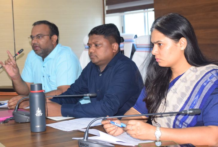 School management should not put pressure to change dress every year ...