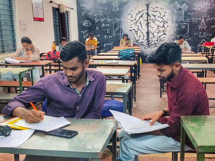 The condition of the only district library of Balod is bad
