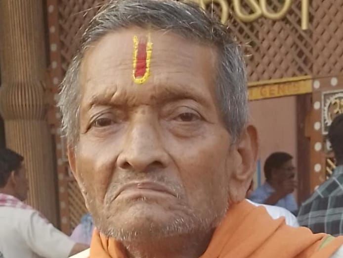 An old man died after falling from a train in Kasganj