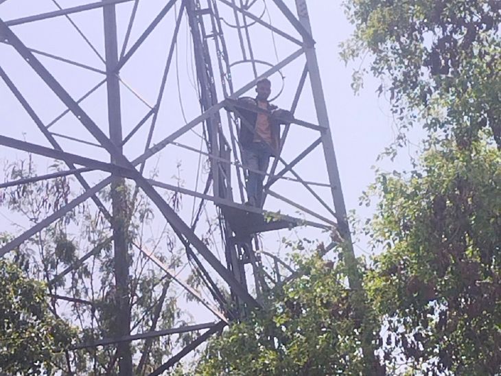 A young man climbed a 150 feet high mobile tower