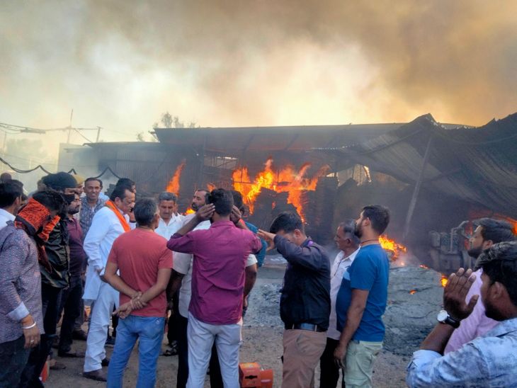 Huge fire in tent godown in Rani