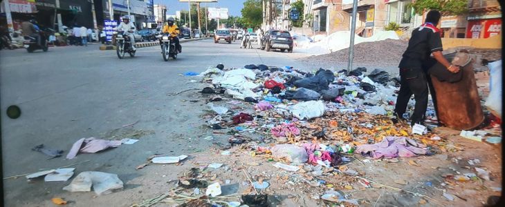 City roads have become garbage points, pedestrians are troubled