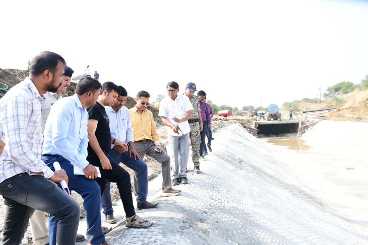 The lining of Machak canal was seen, water should be given in the ...
