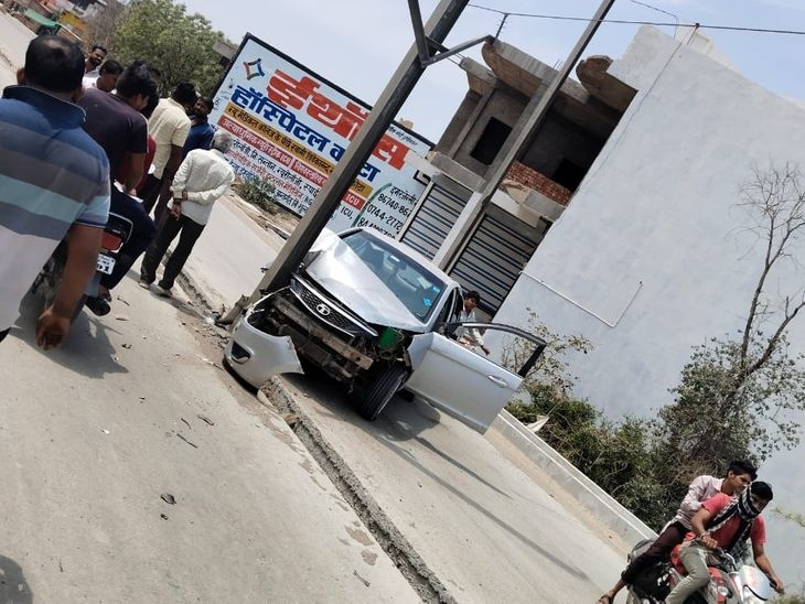 The car of a municipal employee collided with an electric pole | नगर ...