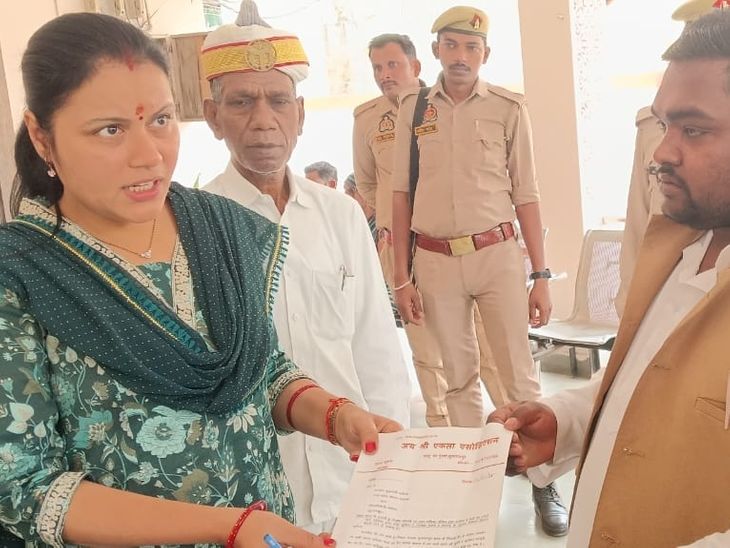 E-rickshaw drivers opened a front against recovery