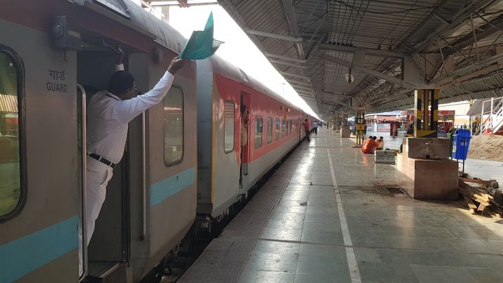 Raxaul Howrah Express will be equipped with LHB coaches | एलएचबी कोच से ...