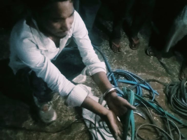 The accused caught stealing cable, villagers handed him over to the police