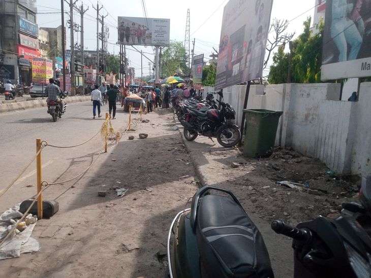 On arrival of DM and SP in Raxaul, the jam was removed from the roads ...