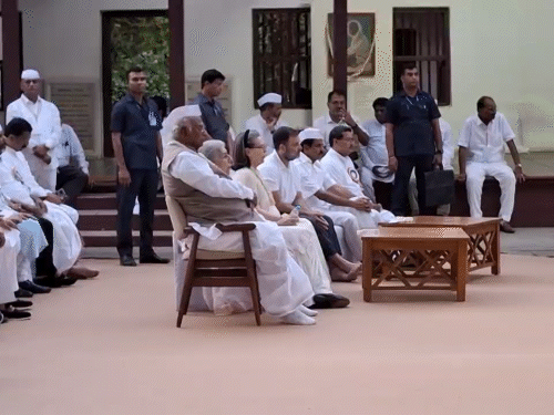 Congress AICC Session 2025 Update; Rahul Gandhi | Sonia Priyanka Gandhi -  Kharge | कांग्रेस के 84वें अधिवेशन का दूसरा दिन: देशभर से 1700 से अधिक  प्रतिनिधि शामिल होंगे, झंडावंदन से ...