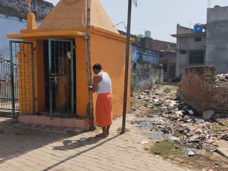 Devotees are troubled by the garbage near Maa Kali temple
