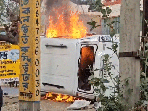 Murshidabad Violence Video Update; Muslims Waqf Bill Protest | West Bengal | वक्फ कानून आज से लागू: पश्चिम बंगाल में हिंसा, प्रदर्शनकारियों ने पथराव किया, गाड़ियां जलाईं; पुलिस ने लाठीचार्ज किया, आंसू गैस छोड़े