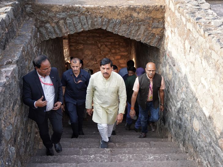 CM visited the Jahaaz Mahal of Mandu