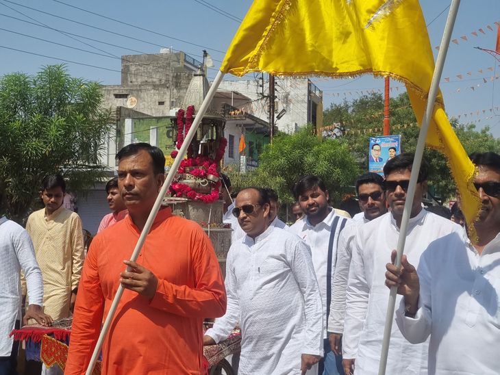 A procession was taken out on Mahavir Jayanti in Garoth