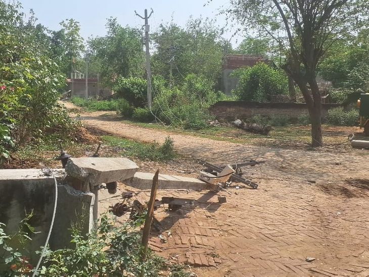 Electricity pole fell due to storm in Barabanki | बाराबंकी में आंधी ...
