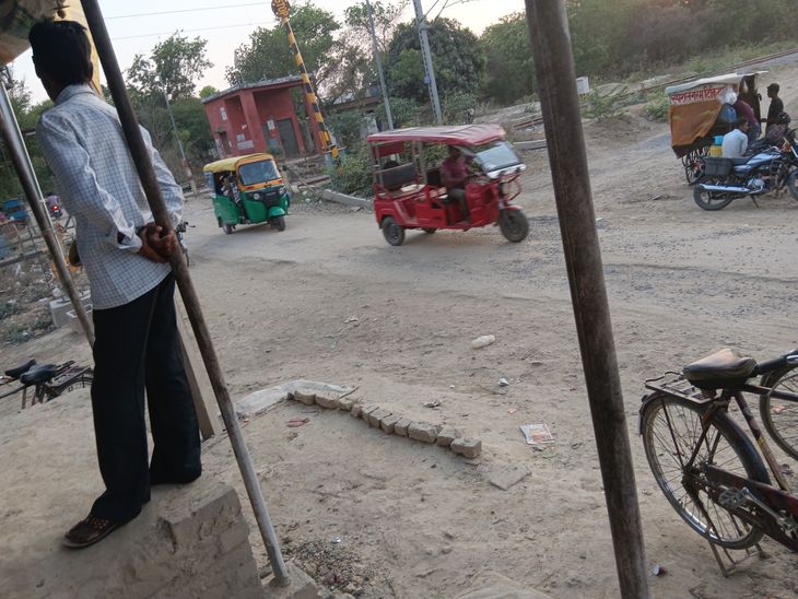 E-rickshaw drivers put passengers' lives at risk | ई-रिक्शा चालकों से ...
