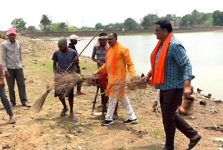BJP launched a cleaning campaign in Raja Talab | भाजपा ने राजा तालाब ...