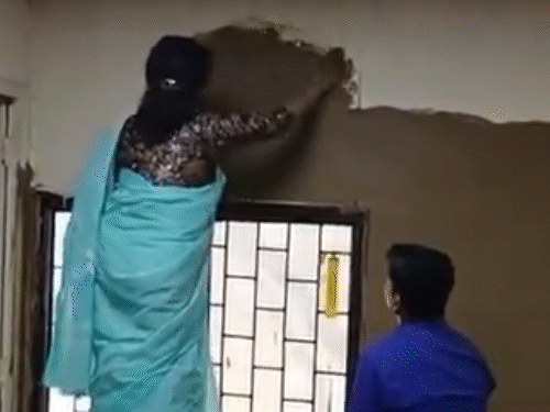 DU principal plastered classroom with cow dung | DU प्रिंसिपल ने क्लास रूम में गोबर का लेप लगाया: बोलीं- यह रिसर्च प्रोजेक्ट का हिस्सा, कमरे को ठंडा रखने के लिए देसी तरीका अपना रहे