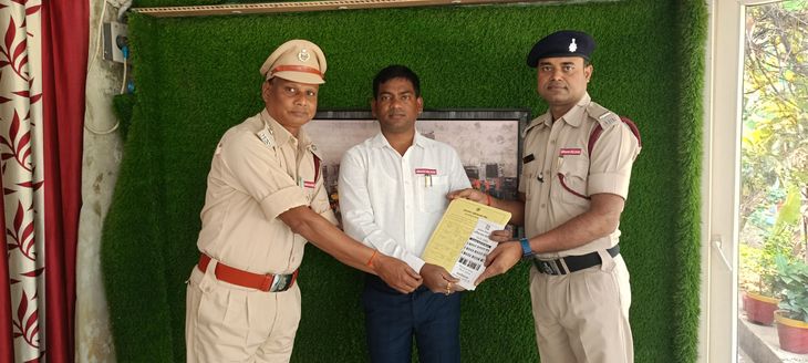 SDO and DSP were honored by putting a sticker of service week | एसडीओ व ...