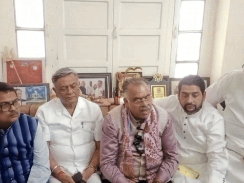 BJP national general secretary Tarun Chugh reached former minister Manoranjan Kalia house | BJP national general secretary Tarun Chugh | former minister Manoranjan Kalia | AAP Punjab | BJP Punjab | Jalandhar | Punjab | बीजेपी बोली- पंजाब में आतंकवाद जैसे हालात: तरुण चुघ ने कहा- गृहमंत्री को देंगे रिपोर्ट, पुलिस के हाथ बांध रखे, 50 ग्रेनेड की जानकारी भी छुपाई – Jalandhar News