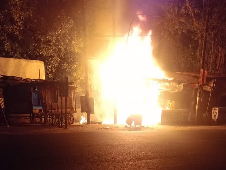 A shop caught fire late at night in Hardoi
