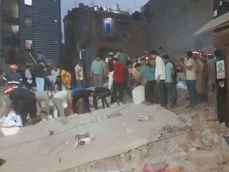 4-Storey Building Collapses in Mustafabad, Over 15 Feared Trapped | Rescue Operation Underway | दिल्ली के मुस्तफाबाद में 4 मंजिला बिल्डिंग गिरी: 4 की मौत, 10 से ज्यादा लोगों के फंसे होने की आशंका; रेस्क्यू ऑपरेशन जारी