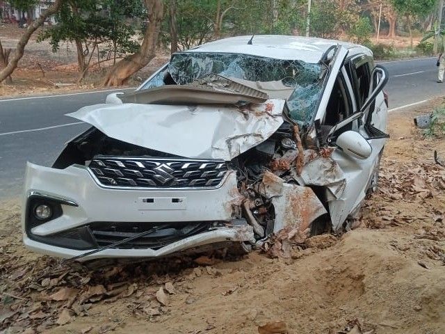 The car returning from the wedding procession collided with a tree
