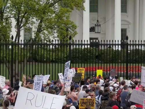 Thousands of people surrounded the President’s residence in America | अमेरिका में हजारों ने लोगों ने राष्ट्रपति आवास को घेरा: ट्रम्प के खिलाफ सभी 50 राज्यों में विरोध प्रदर्शन; सड़कों पर उतरे हजारों प्रदर्शनकारी