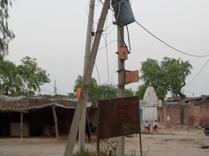 A woman died due to a broken electric pole