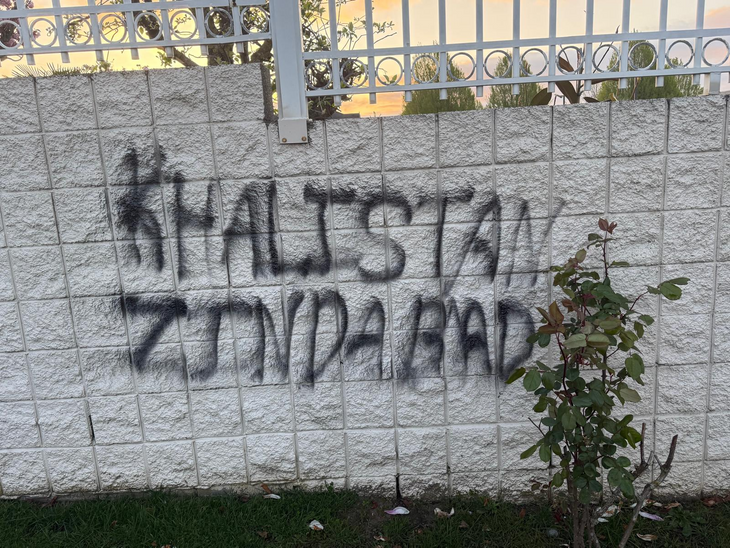 Khalistanis vandalize Gurudwara in Canada | कनाडा के गुरुद्वारे में खालिस्तानियों ने तोड़फोड़ की: दीवार पर खालिस्तान जिंदाबाद लिखा; गुरुद्वारा बोला- इन्हें कामयाब नहीं होने देंगे