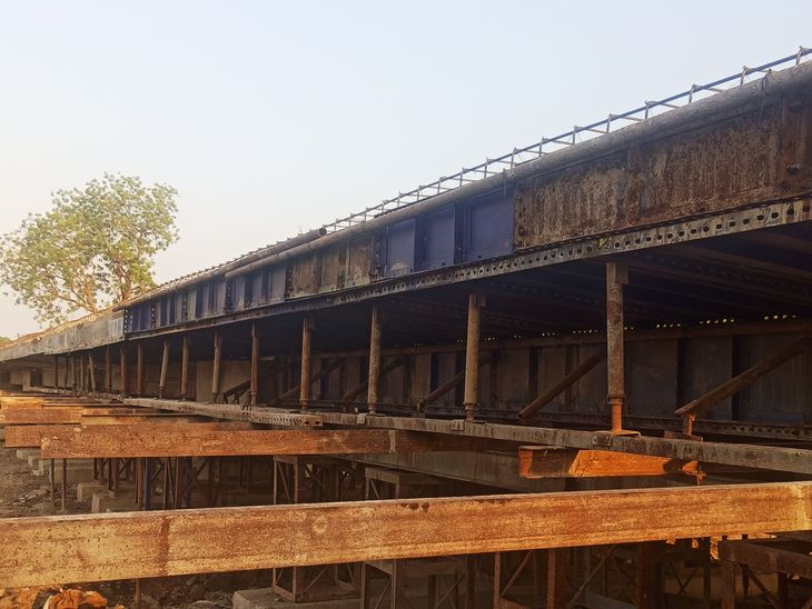 People in Manawar complained about the contractor