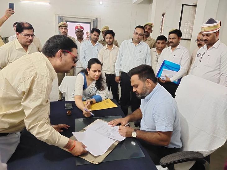 Kushinagar's new DM Mahendra Singh Tanwar took charge