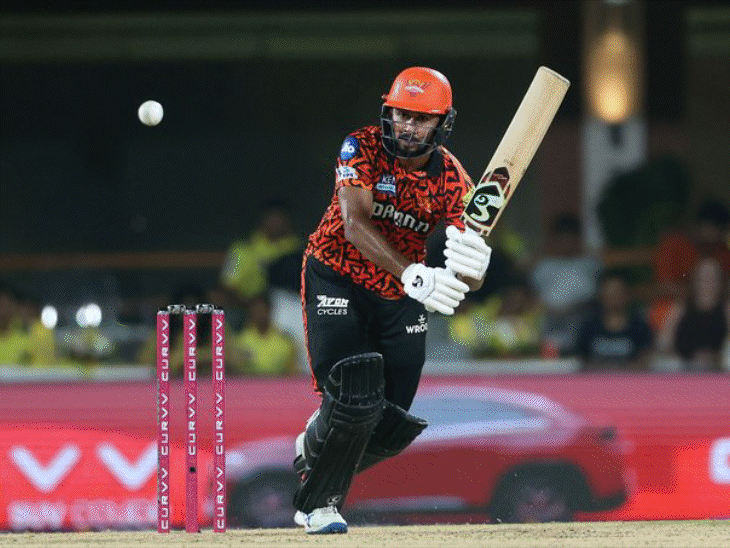 धोनी चौथा भारतीय 400 ° खेल खेलने के लिए T20: कामिंदू ने 11.09 मीटर की दौड़ लगाई और खेल की पहली गेंद में शमी को विकेट पकड़े; अभिलेख क्षण