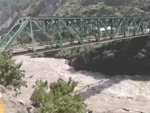 Jhelum river flow surges amid tensions between India and Pakistan | PoK में झेलम नदी का जलस्तर अचानक बढ़ा, फैली दहशत: मस्जिदों से अलर्ट जारी; भारत पर जानबूझकर ज्यादा पानी छोड़ने का आरोप