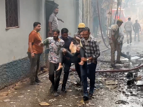 Ajmer Hotel Naaj Catch Fire; Ajmer Fire Near Dargaah | Ajmer Fire Live | | अजमेर के होटल में आग, चार जिंदा जले: मां ने बच्चे को खिड़की से फेंका, 5वीं मंजिल तक पहुंची आग, कई टूरिस्ट झुलसे – Ajmer News