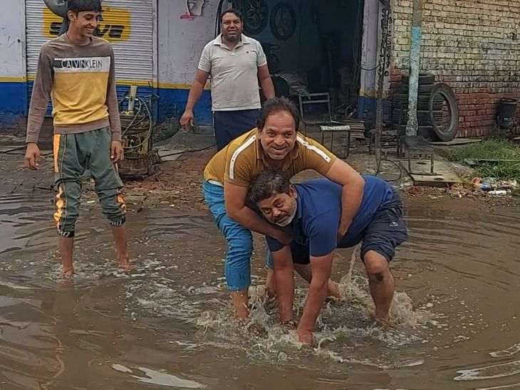 Rohtak-Sampla-delhi-road-anaj-mandi-severe-waterlogging-issues-plague ...