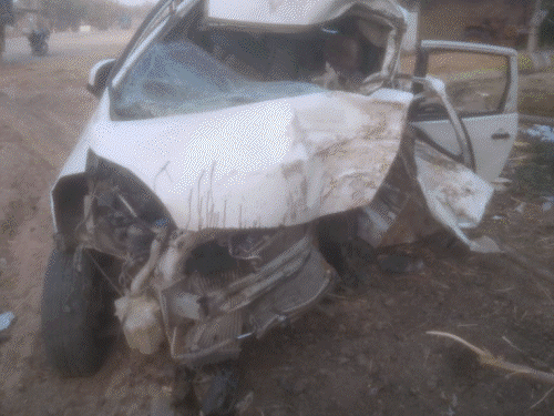 Car returning from a wedding procession collided with a tree in Kaushambi