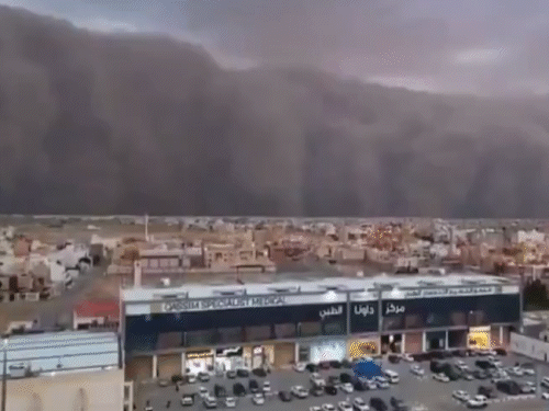 Saudi Arabia Dust Storm Photos Videos Update | Al Qassim News | सऊदी अरब में धूल भरी आंधी का कहर: रेत के बवंडर से ढक गया अल कासिम शहर; मक्का-रियाद में भारी बारिश की चेतावनी