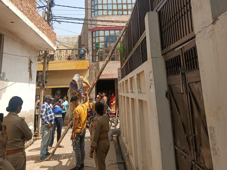 Woman climbed on the roof of a closed house, VIDEO | बंद मकान की छत पर चढ़ी  महिला, VIDEO: पति को बुलाने पर अड़ी; पुलिस ने समझाकर नीचे उतारा - Hathras  News |