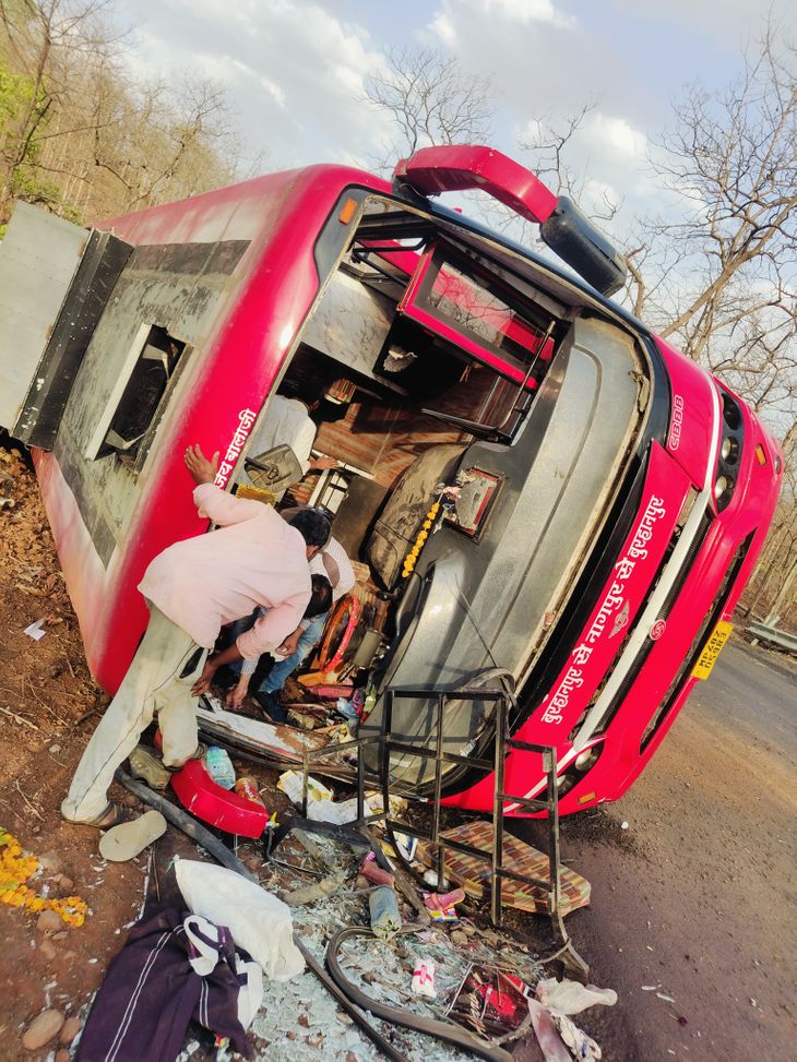 Bus lost control and overturned, 7 passengers injured