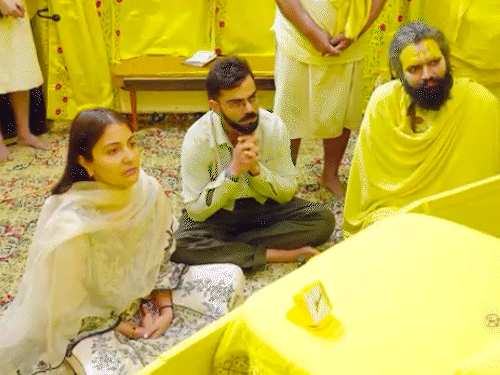 टेनिस विराट-अनुष्का प्रेमानंद महाराज से मिलने पहुंचे:महाराज ने विराट से पूछा- प्रसन्न हो; अनुष्का को राधा नाम जपने का उपदेश दिया news image