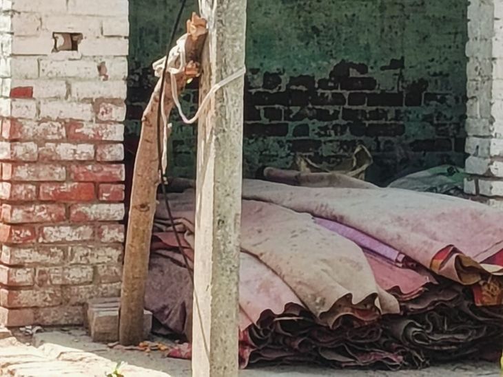 Dilapidated electric pole poses danger; support of pole | जर्जर बिजली ...