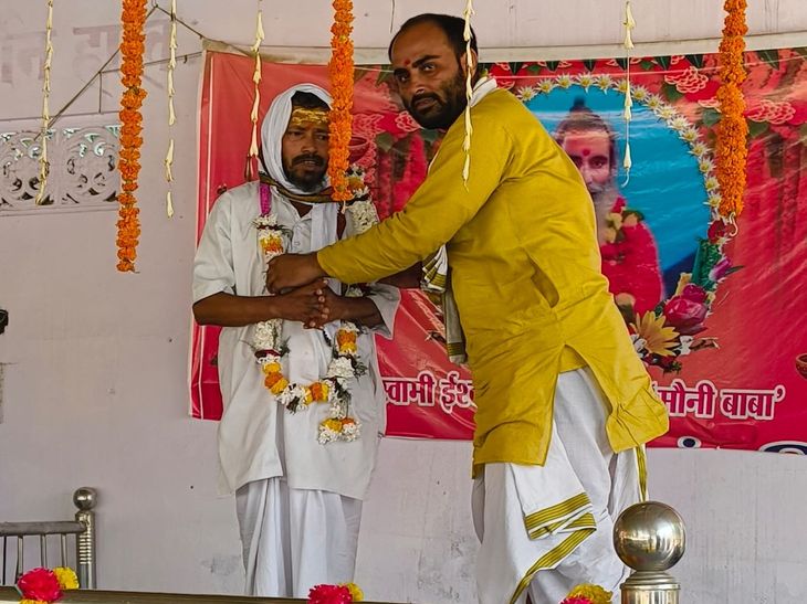 Devotees gathered on the 83rd birth anniversary of Mouni Baba | मौनी ...