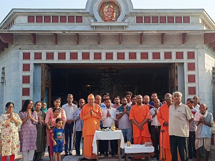 Organizing Budhwa Mangal in Ramakrishna Math Lucknow