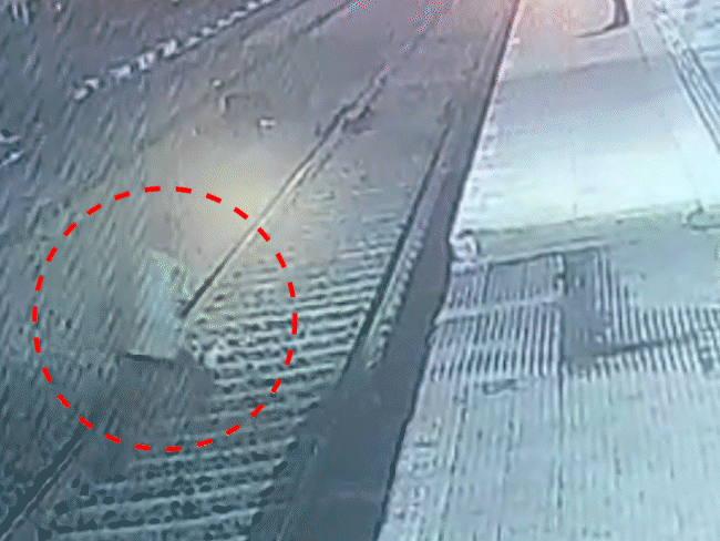 RPF constable saved his life by pulling him on the platform | आरपीएफ ...