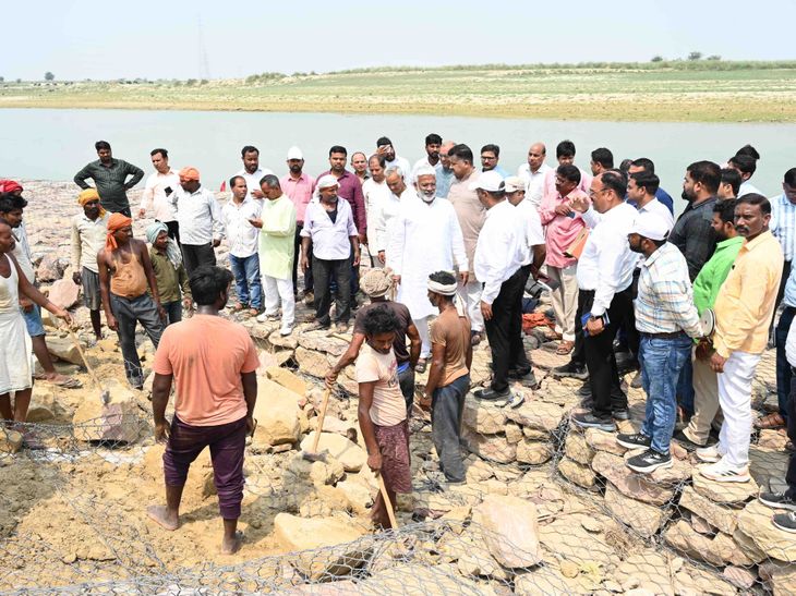 Minister angry over slow progress of flood protection works gorakhpur