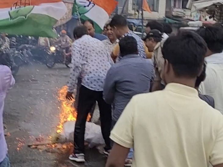 MP Congress Burns Effigy: Protests Erupt in Betul news image